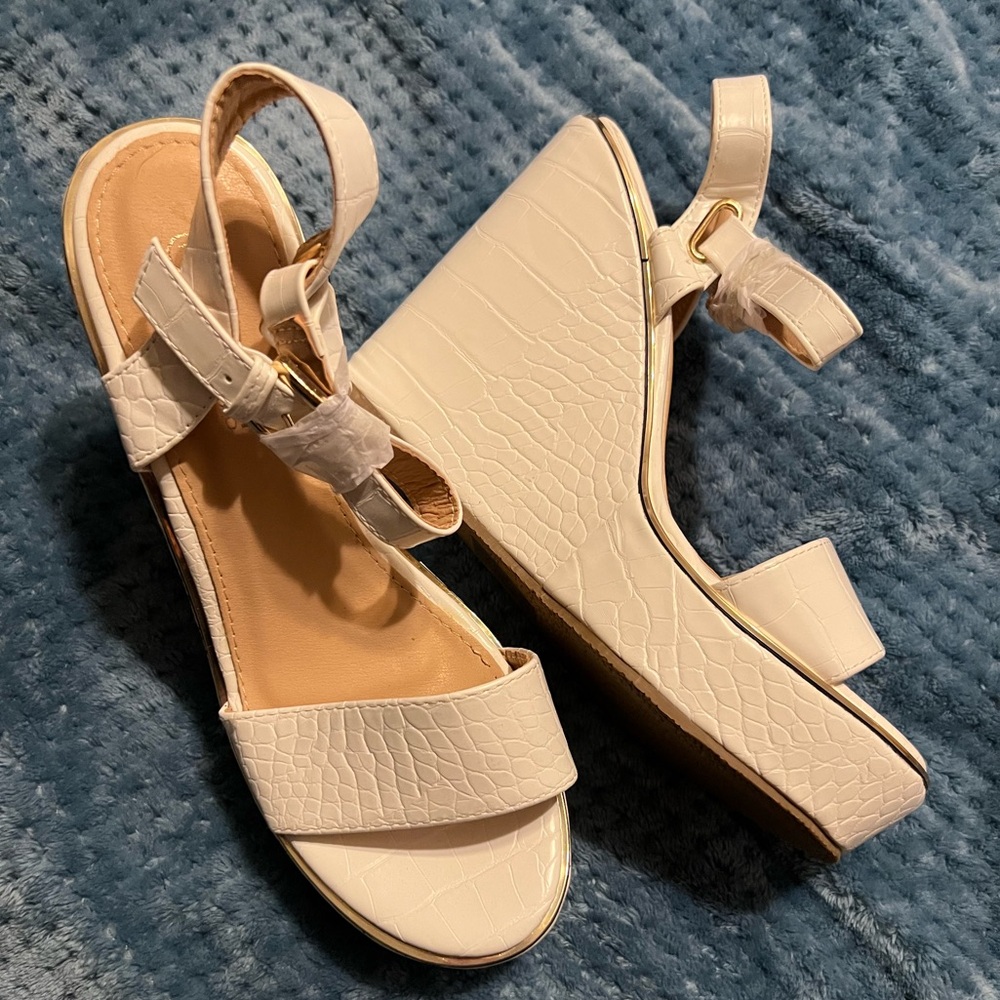 ⚡️ white snakeskin wedge heels